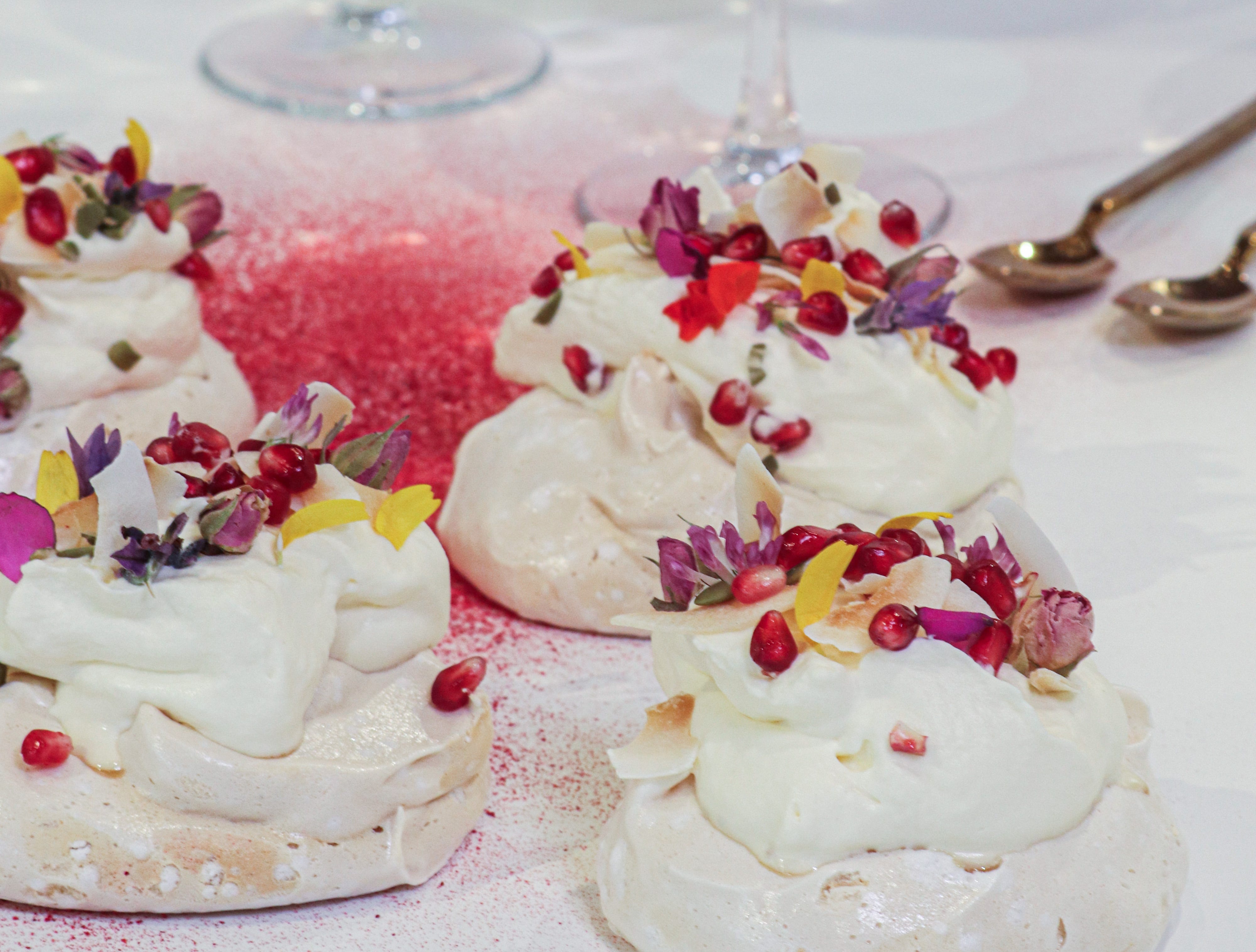Recipe: Vegan Mini Pavlovas